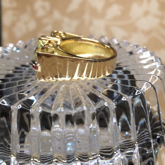 Elegant 14k Gold Gemstone Ring with a beautiful faceted Peridot & Rubies - Picture 8 of 16